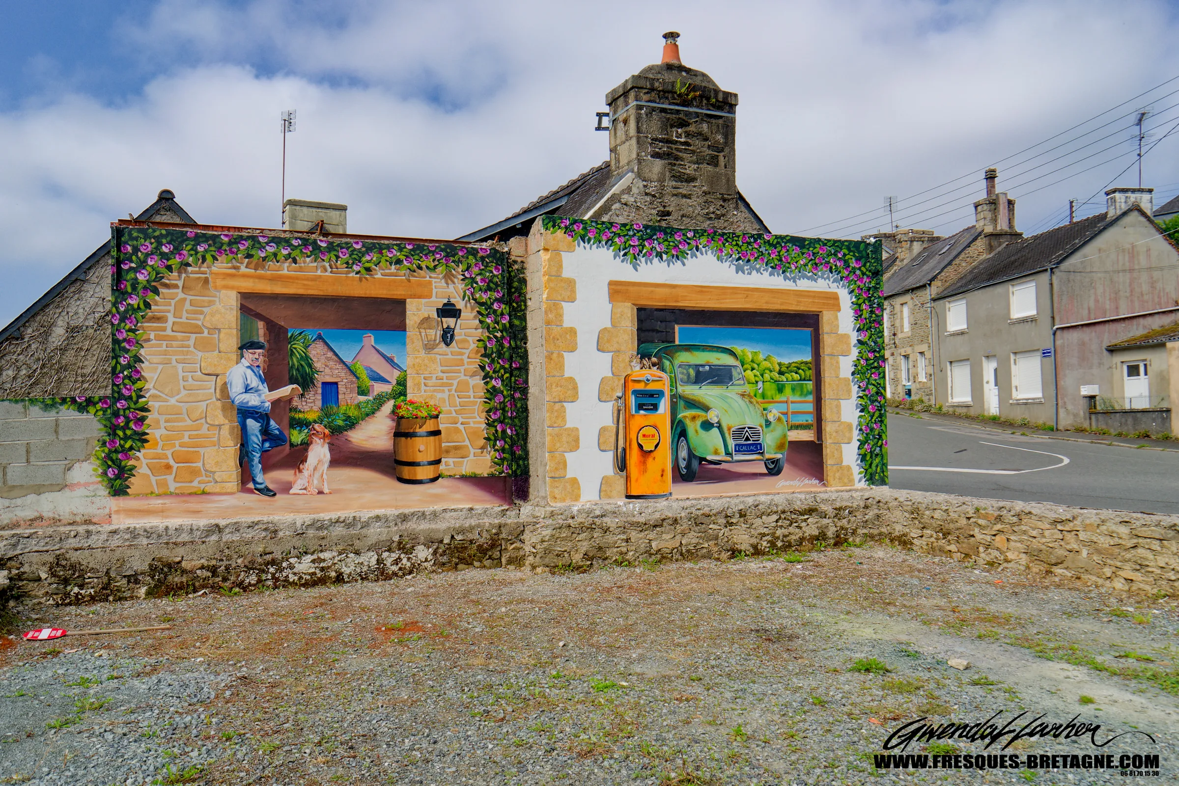 Trompe-l'œil graffiti d'une fausse maison avec 2CV, décoration urbaine à Callac